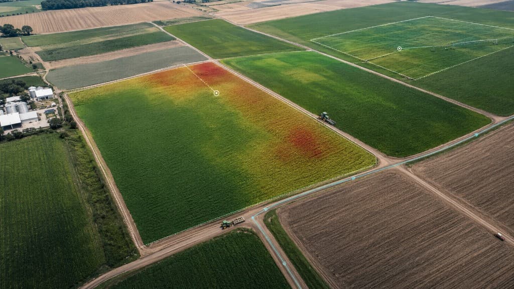 Parcelas agrícolas vistas do céu com overlays Terra de vigor e stresse hídrico